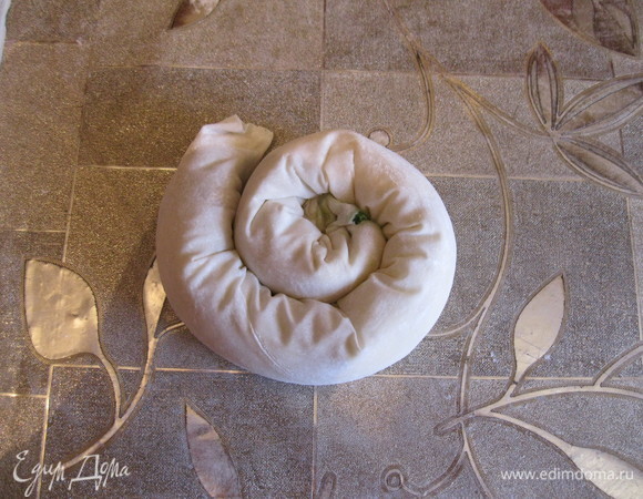 Сворачиваем в рулет, защипываем края и затем делаем такую улитку.