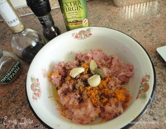 Фасоль я замачивала на ночь и утром отваривала. Отвар я оставляю для супа, а в данном случае надо было бы использовать для соуса. Но я его вынесла на лоджию и забыла. Филе индейки перемолоть и к фаршу добавить половину черного молотого перца и соли, раздавленные зубчики чеснока, лавровый лист, цедру одного апельсина, прованские травы, 2 ст. ложки оливкового масла и две чайные ложки бальзамического уксуса. Перемешать и оставить на холоде минимум на час, можно и на ночь (у меня он простоял 4 часа).