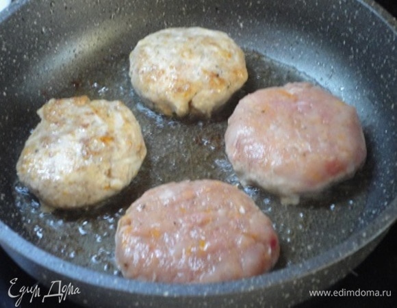 Вынуть из фарша чеснок и лавровый лист (позже использовать его при приготовлении соуса), еще раз перемешать и сформовать котлеты. У меня получилось 8 штук. Разогреть в сковороде 2 ст. л. оливкового масла и обжарить котлеты с двух сторон. Можно оставить их в этой же сковороде, если они все поместятся. У меня сковорода маленькая, поэтому я выложила их в керамическую форму.