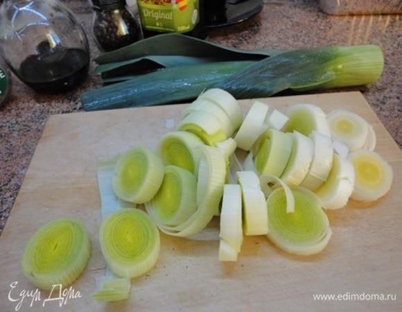 Для соуса нарезать светлую часть лука-порея кольцами.