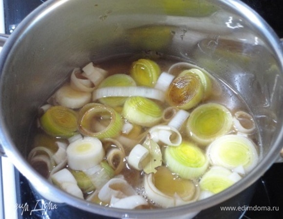 В небольшой кастрюле разогреть 1ч. л. сливочного масла и 1 ст. л. оливкового масла. Добавить лук-порей и чеснок с лавровым листом из фарша. Влить бальзамический уксус, 200 мл воды и довести до кипения.