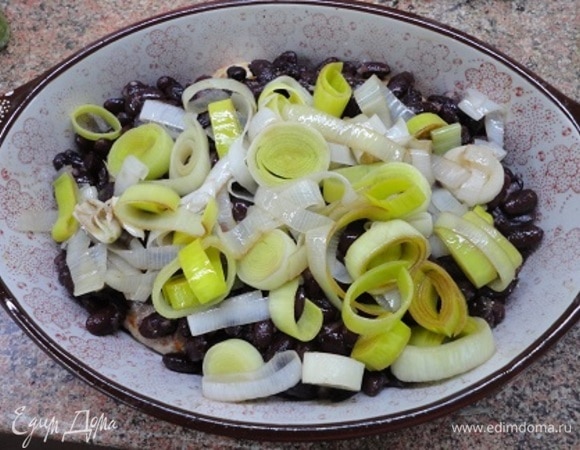 На котлеты выложить фасоль, посолить и поперчить (по 0,5 ч. л.), сверху выложить лук и вылить соус.