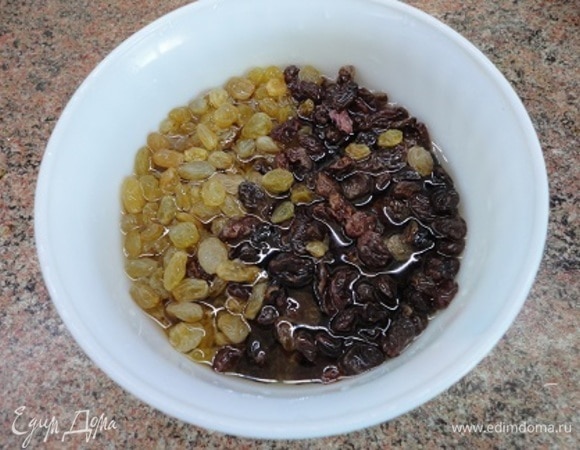 В первую очередь промытый изюм замочить в сидре и заняться тестом.