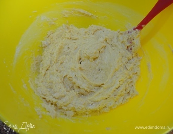 Оставшуюся муку смешиваем с пряностями, высыпаем к масляно-яичной смеси и замешиваем тесто.