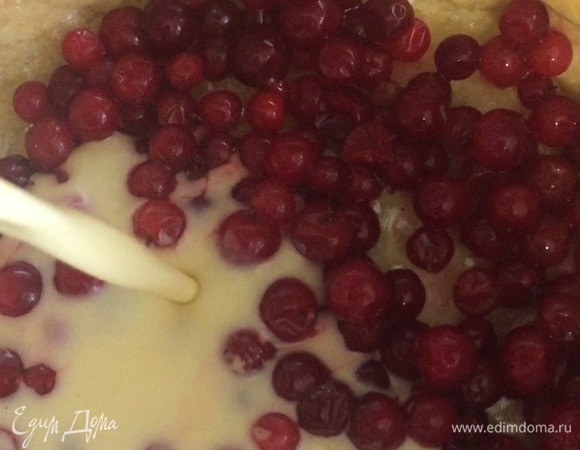 Залить сливочно-шоколадной смесью. Выпекать тарт 30 минут при 180°C. Готовый тарт полностью охладить (лучше поставить на несколько часов в холодильник) и подавать к столу.