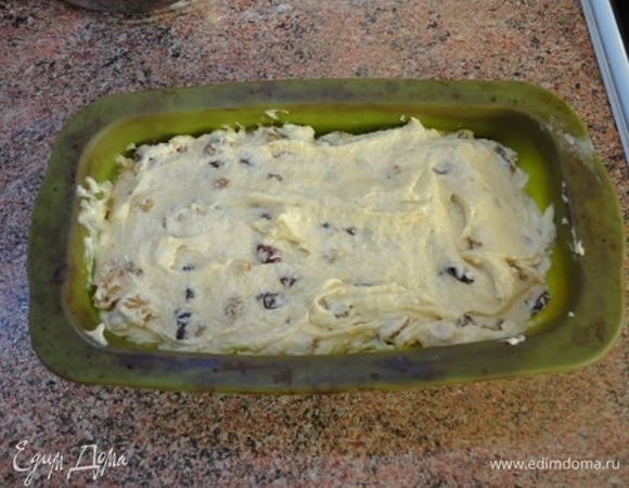 Добавляем изюм вместе с 1–2 ст. л. сидра, перемешиваем и выкладываем в форму.