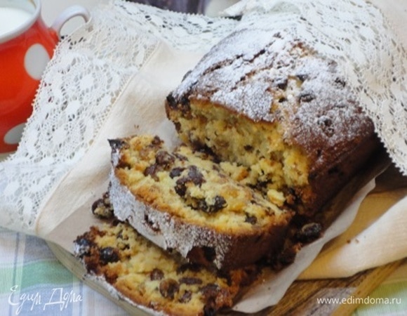 Выпекаем 60 минут при температуре 190°C. Через 30 минут я накрыла пирог фольгой, чтобы не подгорел. Готовность проверяла деревянной шпажкой. Готовый пирог можно посыпать сахарной пудрой.