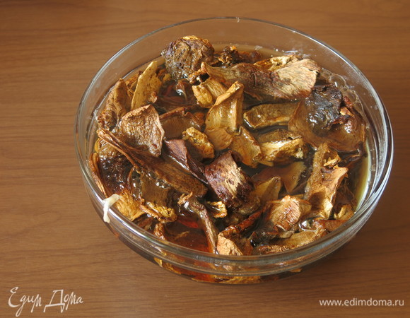 Подготовим продукты: капуста, квашенная с морковкой, масло оливковое. В ингредиентах я указала состав по рецепту Юлии Высоцкой, при приготовлении внесла коррективы: вместо масла сливочного — ложку растительного, вместо порея — лук-шалот. Заливаем грибы кипятком и даем постоять для размягчения.