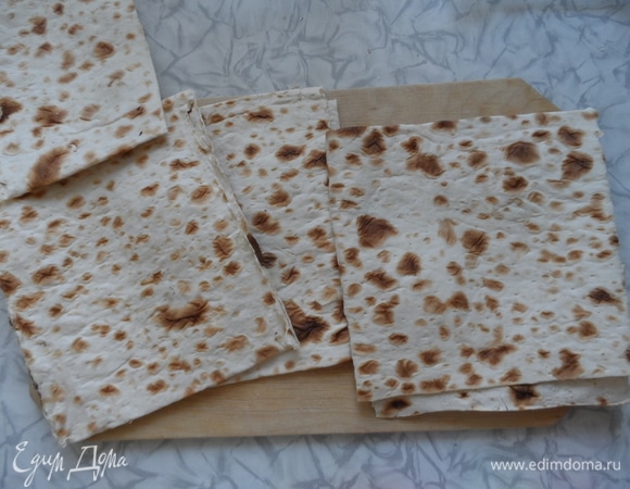 Лаваш нарезать тонкими ломтиками.