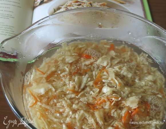 Капусту квашеную обдаем кипятком.