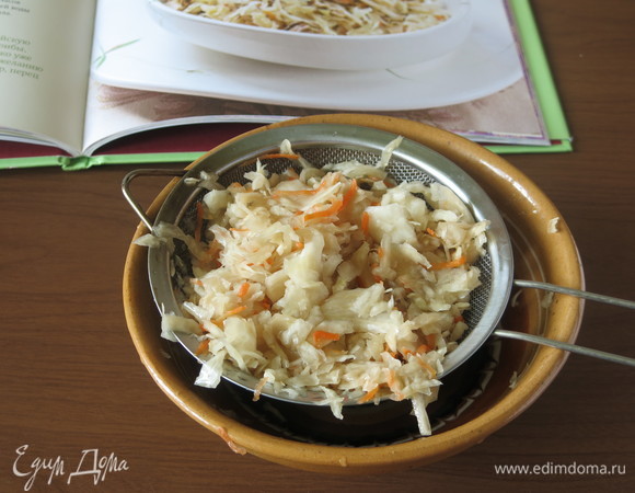 Откидываем на дуршлаг и отжимаем.