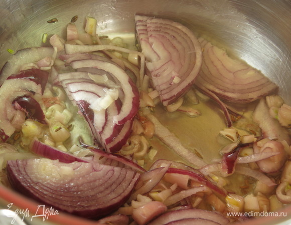 Кладем лук в масло.