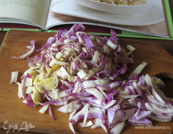 Нарезаем капусту. Можно использовать и белокочанную, и савойскую, и пекинскую. У меня красная пекинская, готовое блюдо окрасилось.