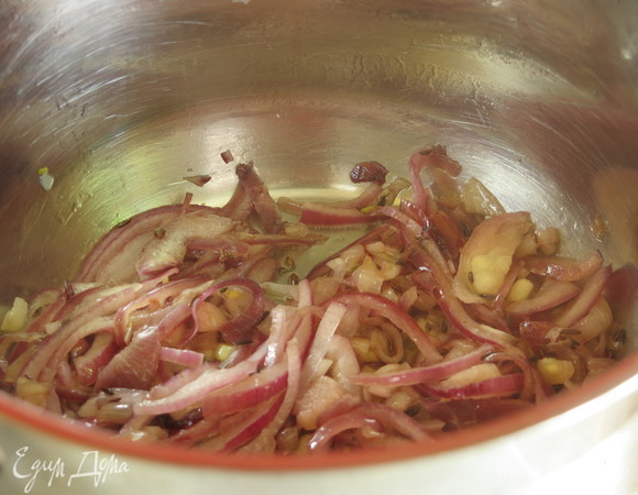 Даем луку потомиться.