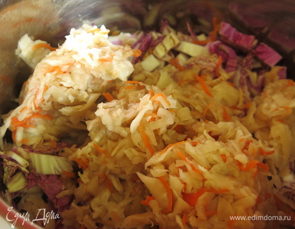 Добавляем капусту, перемешиваем, накрываем крышкой.