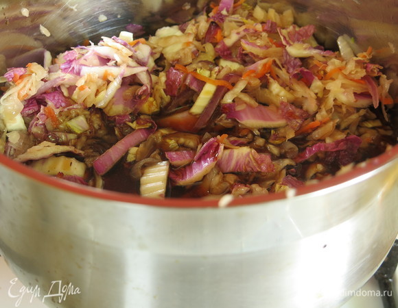 Процеживаем воду, в которой замачивались грибы. Вливаем в капусту.