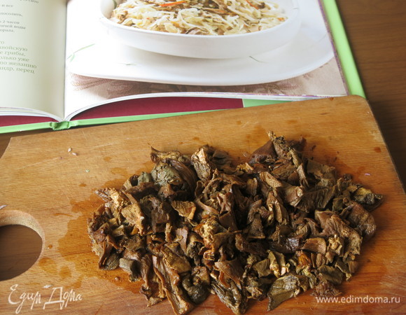 Нарезаем грибы.