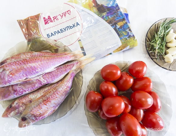 Чистим барабульку ТМ «Магуро» от чешуи, потрошим. Снимаем помидоры черри с веточек и моем. Чистим чеснок, промываем холодной водой веточки розмарина. Тем временем на слабом огне варим рис, в воду для варки добавляем 0,5 ч. л. соли.