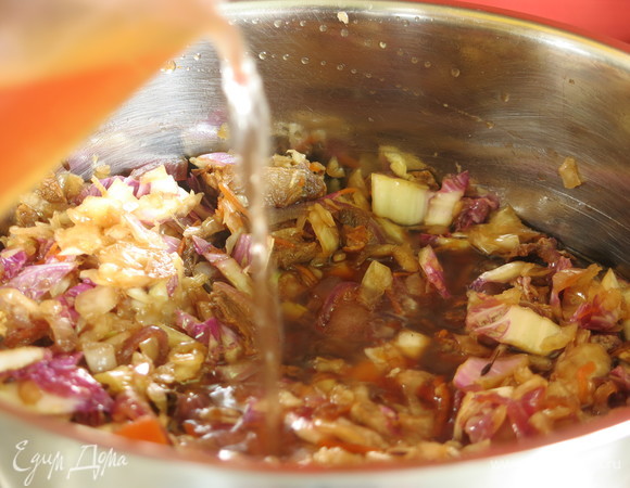 Наливаем вино.