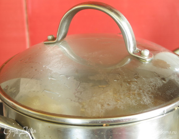 Накрываем крышкой, готовим 2 часа или меньше (в зависимости от вида капусты, которую вы тушите). У меня все было готово за 1,5 часа.