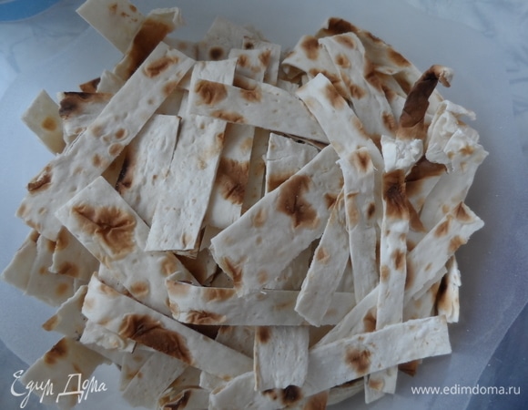 Добавить сметану и перемешать. Лаваш должен впитать сметану, чтобы стать мягким.