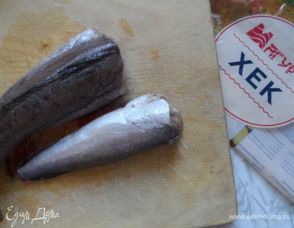 Рыбу разморозить, помыть, нарезать, обжарить с двух сторон на сковороде с добавлением соли, перца, небольшого количества масла. Охладить.