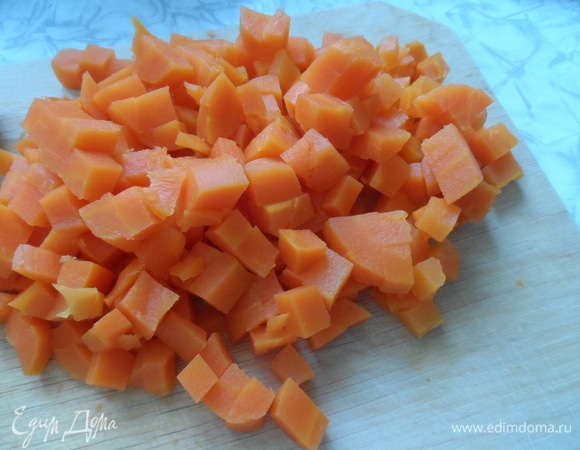 Отварную морковь нарезать кубиком. Также из моркови я вырезала сердечки для украшения.