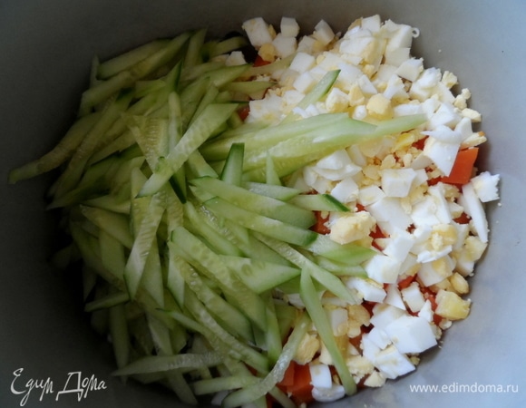 Яйца отварить, нарезать кубиком. Огурец нарезать соломкой.