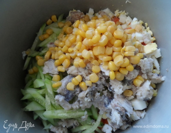 Добавить кукурузу и ломтики жареной рыбы. Только будьте внимательны: в салат не должны попасть косточки! Добавить немного мелко нарезанной зелени. Добавить пропитанный сметаной лаваш и перемешать. Если кажется, что сметаны мало, то всегда можно добавить! То же самое с солью.