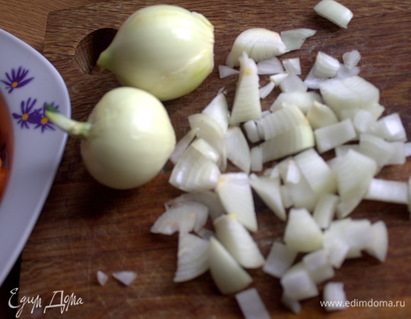 Лук нарезать крупно.