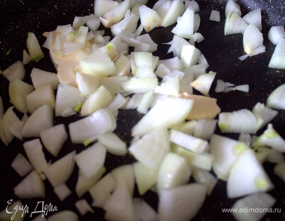 Обжарить на сливочном масле (40–50 г).