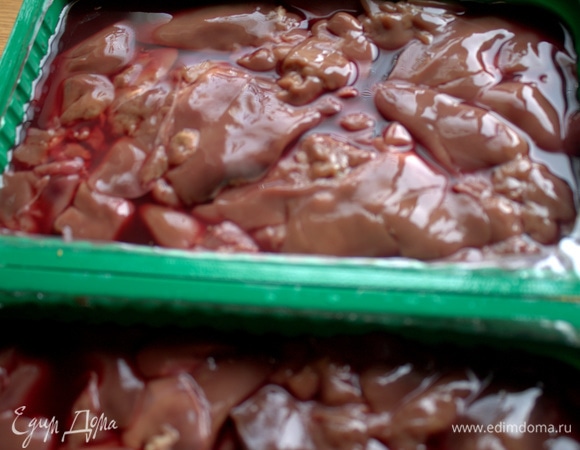 Пересмотреть печенку, отрезать лишние жилки. У меня 2 упаковки по 0,5 кг.