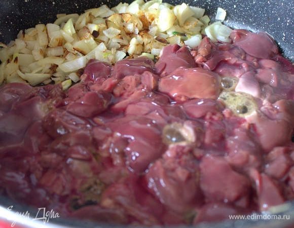 Отодвинула обжаренный лук и рядом поместила печенку. Сковорода большая.