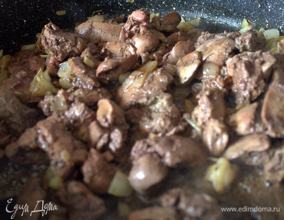 Обжарить все вместе, постоянно помешивая. Печенку не пересушить.