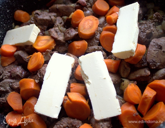 Перенести морковь кружочками и остальное мягкое масло.