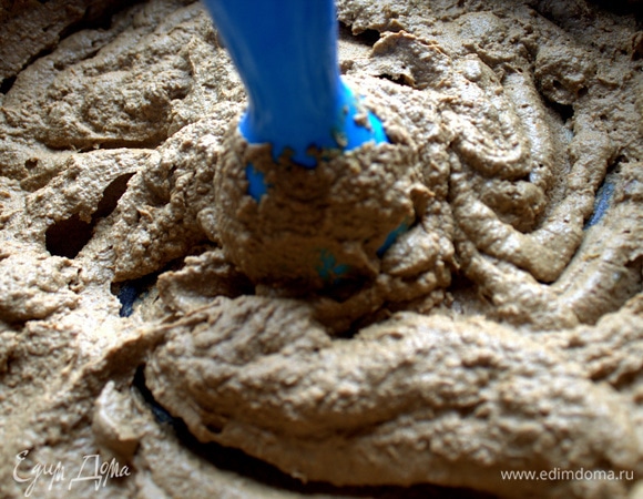 Взбить блендером. В оригинале взбить еще с 2 яйцами, остальные воткнуть целыми.