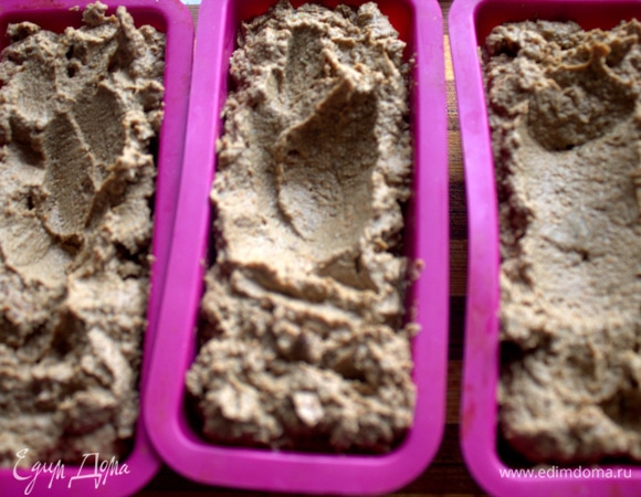 И опять мне в помощь силиконовые формочки. На упаковке заявлено, что они для кексов, но у меня совсем в другом направлении работают. Наполнила все три паштетом, сделала ямки в центре.