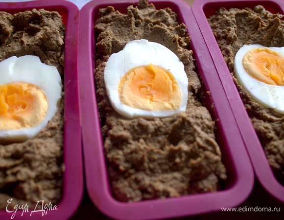 «Утопить» половинки яиц в паштете.