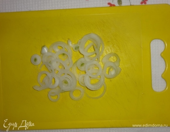 Лук почистить, нарезать кольцами. Смешать все компоненты для маринада и залить им лук на 15 минут.