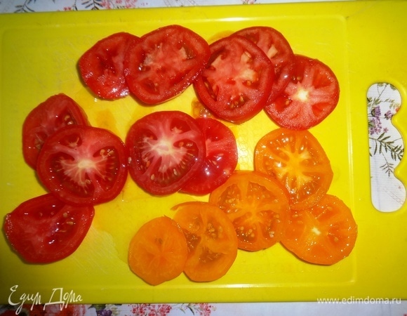 Помидоры вымыть, обсушить, нарезать кружками.