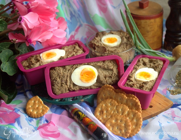 Подаем с солеными крекерами или гренками.