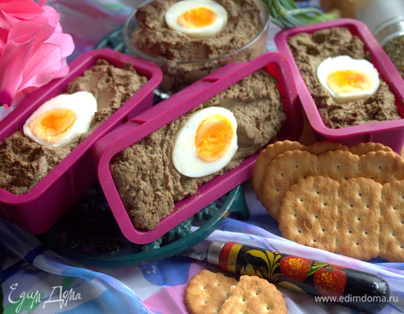 Совет от автора: Юлия предлагает в масло добавить зелень или морковь и цветными брусочками добавить в паштет вместо яиц.