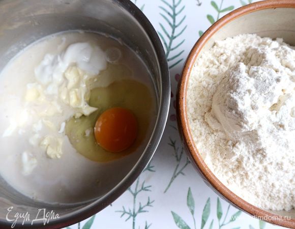 Добавить в опару яйцо, сливочное масло (мягкое), сметану, соль и, постепенно перемешивая, муку (2 стакана).
