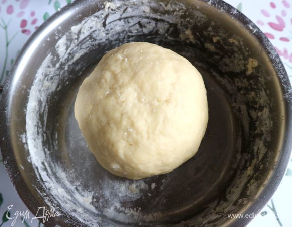 Скатать тесто в шар, затянуть посуду с тестом пленкой. Посуду надо взять такую, чтобы в ней поместилось увеличившееся в 2 раза тесто. Оставить при комнатной температуре на 2,5 часа.