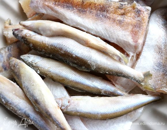 Сварить рыбный бульон из мелкой рыбы, из голов и плавников, хвоста судака или семги. У меня здесь к корюшке добавлен судак. Перед варкой в воду опустить очищенный репчатый лук, морковку, нарезанную на несколько частей, перец горошком, лавровый лист, соль. Процедить через мелкое сито.