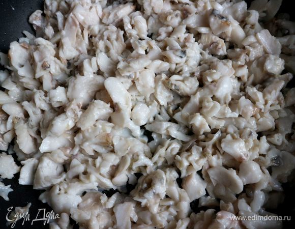 Филе судака обжарить на сковороде со сливочным (1 ст. л.) и растительном (1 ст. л.) маслом, размять вилкой. Добавить соль, сливки, перемешать.