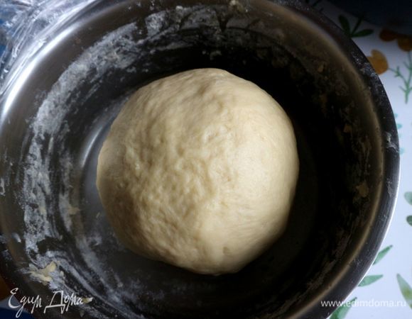 Обмять его, скатать в шар, затянуть пленкой, оставить при комнатной температуре на 1 час.