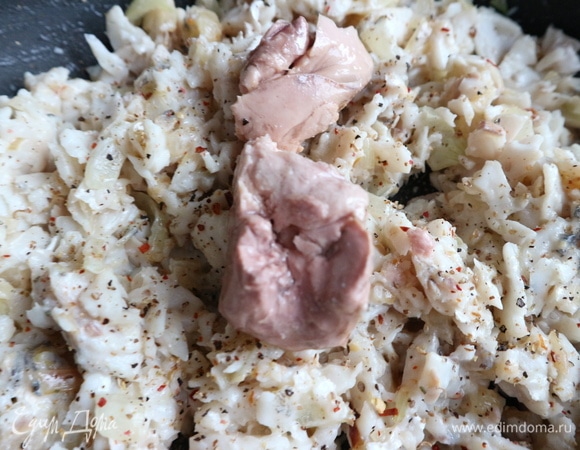 Добавить печень трески, перемешать.