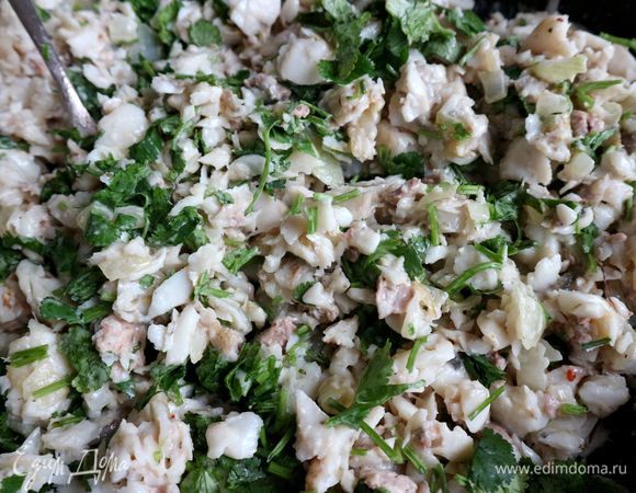 Добавить нарезанную зелень кинзы (или петрушки), перемешать.