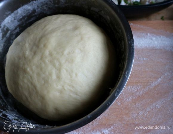 Тесто подошло второй раз. Духовку разогреть до 200°C.